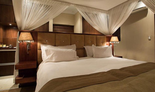 Suite bedroom at Shepherds Tree Lodge